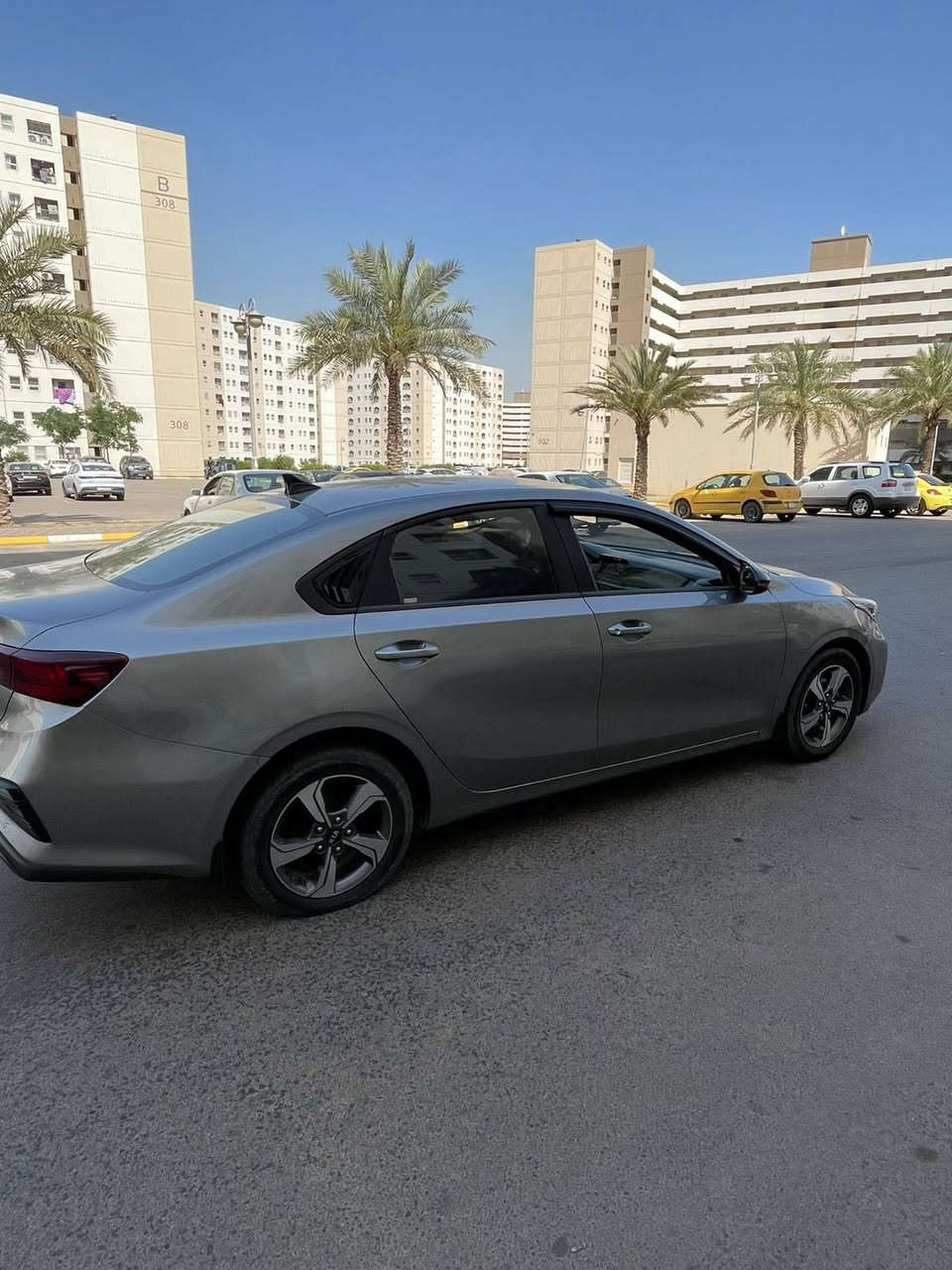 السلام عليكم
كيا سيراتو 
2019
اللون / فيلي رصاصي 
وارد كندي 🇨🇦
السعر  
138$ ورقة 
حادثها بارد جاملغ وشوية بالباب عكس السايق 
كير مكينه تبريد كفاله
***********
