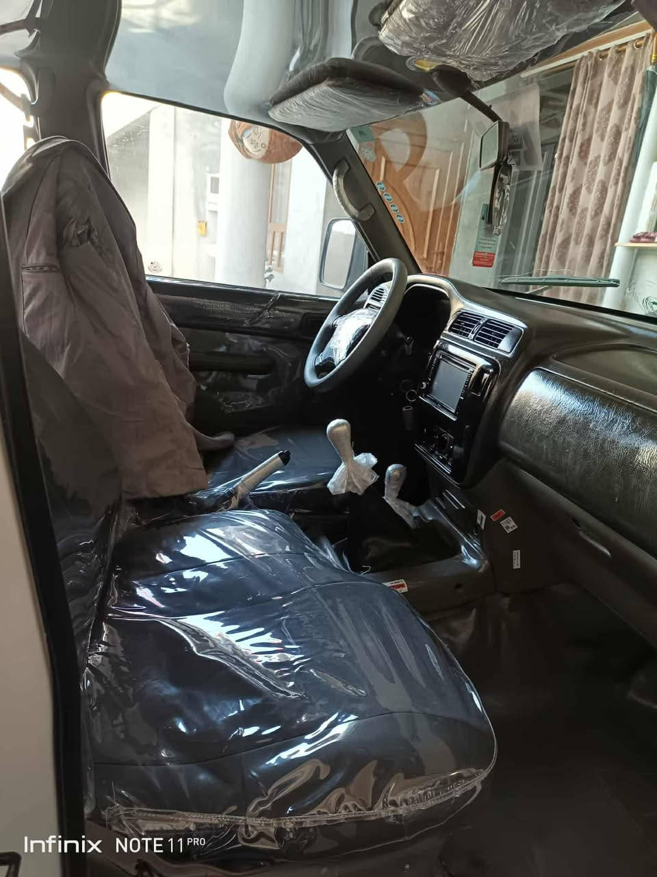 پاترۆڵ ٢٠٠١ موحەسەن 
سۆنەریم داناوە سەنەوی تا ٢٠٣٠نوێیە 
بۆیاخی و ساردی زەقی نیە 
چوار تایەی لۆكی لەژێرە 
كارتی بەنزینی هەیە ناوی نیە لەحاسیبەبەشەرت 
مەسرەفی نیە تەقەو ڕەقەی نیە 
گێڕوئەكسلو مەكینەی بەشەرت 
شوێن سلێمانی ژمارە مۆبایل 
***********          ***********
سعر ١١٧$مەجالێكی كەم
