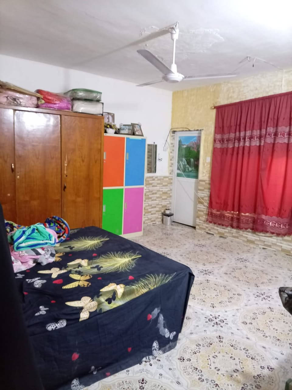مشتمل للبيع مساحته 150 واجهيه 10 والنزال 15 يتكون من غرفه وصاله ومطبخ واستقبال السقف صب مسلح في حي الحكيم بنزله ماركت علي الامير مو اول فرع ثاني يبعد عن الصب 20 متر يتكون من ماي ومجاري وكهرباء السعر مناسب الاتصال على الرقم ***********
