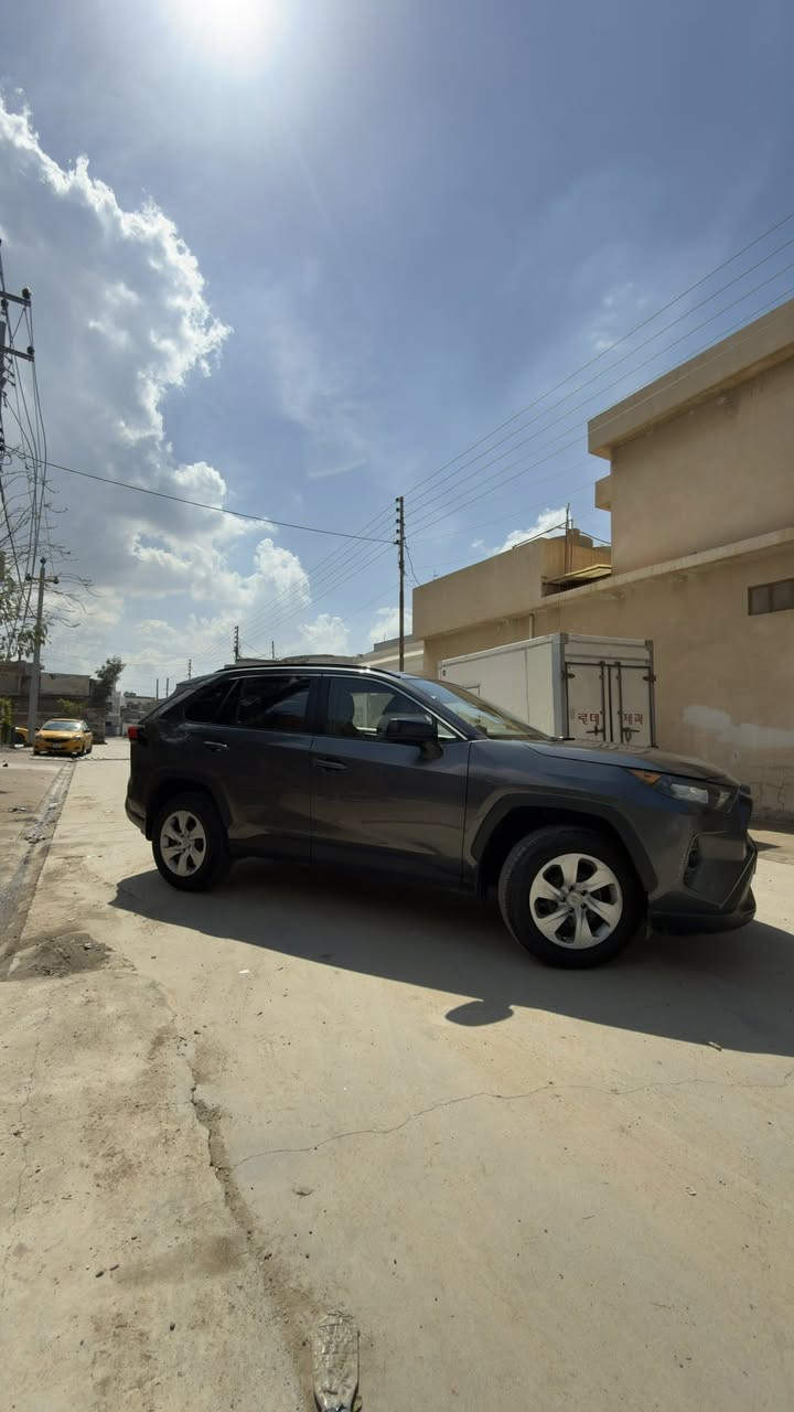 راڤ فور فئة Le موديل ٢٠٢١
ممشى ٦٠ الف 
الضرر - صندوق خلفي مبدل بلادي من الشركة نفس اللون 
المحرك - ٢٥٠٠ / ٤ سلندر 
وارد امريكي ، لبقية التفاصيل يرجى التواصل مع الرقم التالي او مراسلة الصفحة خاص ، 

*********** - ***********
