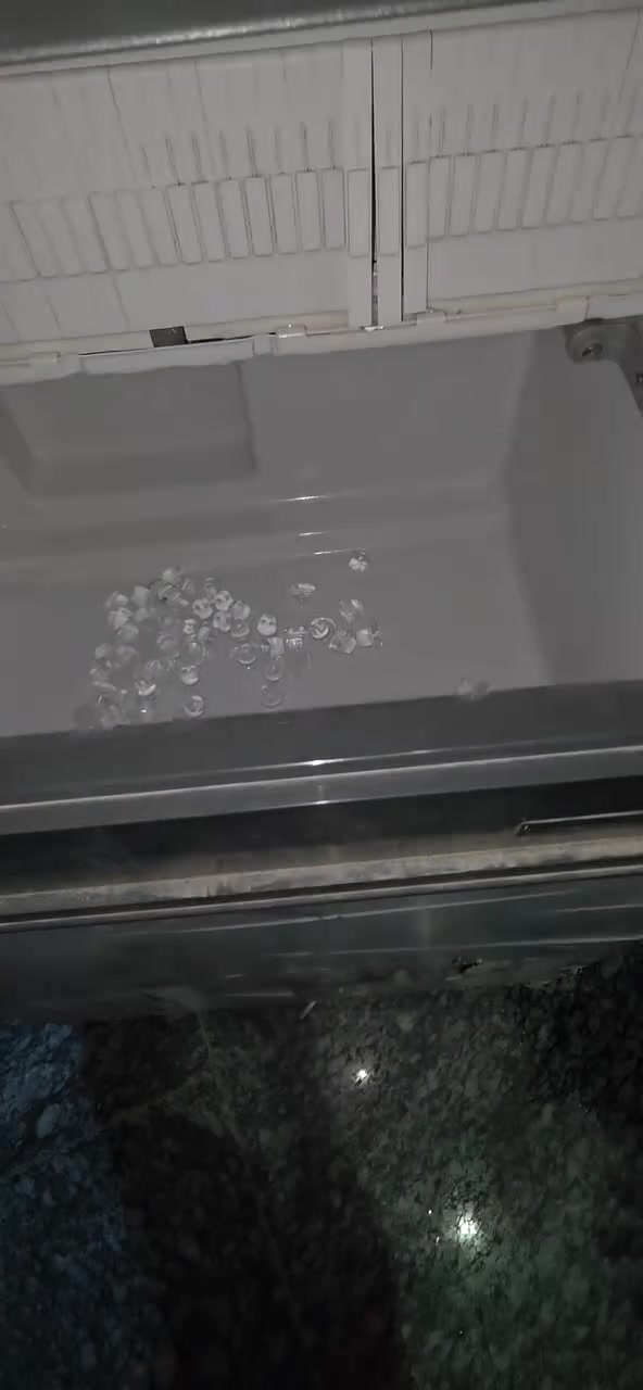 كل عام وانتم بخير وصحه وسلامه
مكينه صانعه ثلج مكعبات ايطاليه نظافتها 95٪  ورط الشغل كما موضح بالفديو تبريد ماء مو بنكه
للاستفار راسل الصفحه او الاتصال عالوتساب *********** البصره المعقل

