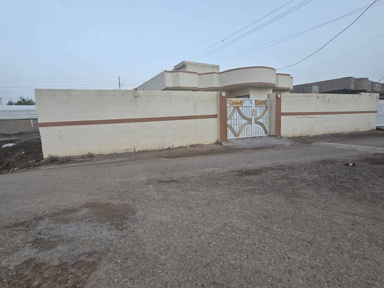 م/ أعلان بيع

● يعلن مكتب البركة للعقار عن وجود بيت للبيع 

● الموقع / الامين الاولئ  

● المساحة الكليه/  ٤٠٠ م٢ ____   ٢٠م * ٢٠م 
مساحة البناء / ٢٠٠م٢ 
 
● جنس العقار / عقد زراعي 

● المحتويات / غرفتين نوم + كليدور + استقبال ٨*٤ + هول + صاله + صحيات خارجيه وداخليه + كراج سياره +حديقه بمساحه ١٤٠م

■ للاستفسار الاتصال علئ الأرقام التاليه 
 
☆ ***********
☆*********** 
 
[  ] مكتب البركة للعقار _ الضلوعية _ خزرج _ قرب جامع الانصار ..
