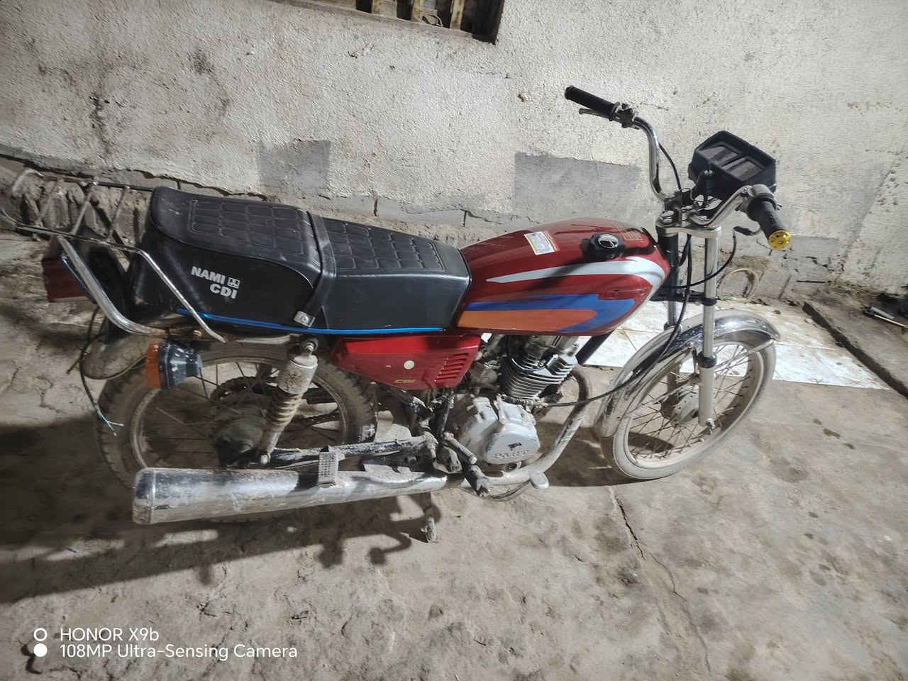 السلام عليكم دراجه إيراني للبيع مديل 2010  اصولي رقم اسود وسنويه ورقم شاصي اصوليه 100/100مكينه معمرها يعني مفتوحه غراض المكينه جبتهن من ايران كله اصلي احسن نوع جبت صدر امامي جديد تانكي وصفاحيات جدد كشن جديد الدراجه بيها نقص شوته  صينيه يعني نواعم تايرات نص عمر بيها لايت واشاير وضفيره بس ما شادهم سعر 800ويها مجال الرقم *********** متواجد واتساب
