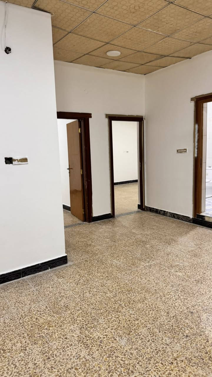 شقة للايجار بالجمعيات بسايدين الحيانية جهة الجمعيات على الشارع العام طابق ٢ 
غرفتين وصالة وحمام ومطبخ بالشقة + الماء والكهرباء على صاحب البناية ايجار الشقة ٥٠٠
للاستفسار ***********
