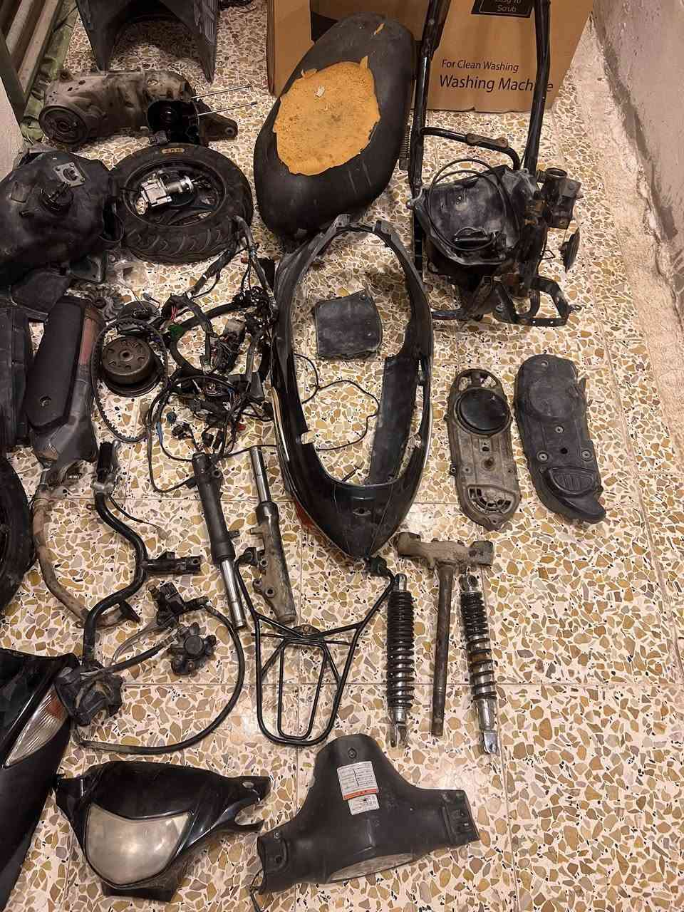 السلام عليكم دراجه كامله شتحتاج منه موجود المكينه كامله مجفته ابيعه مثل ما موجوده بل صوره مكاني كوت دور العمال ***********
