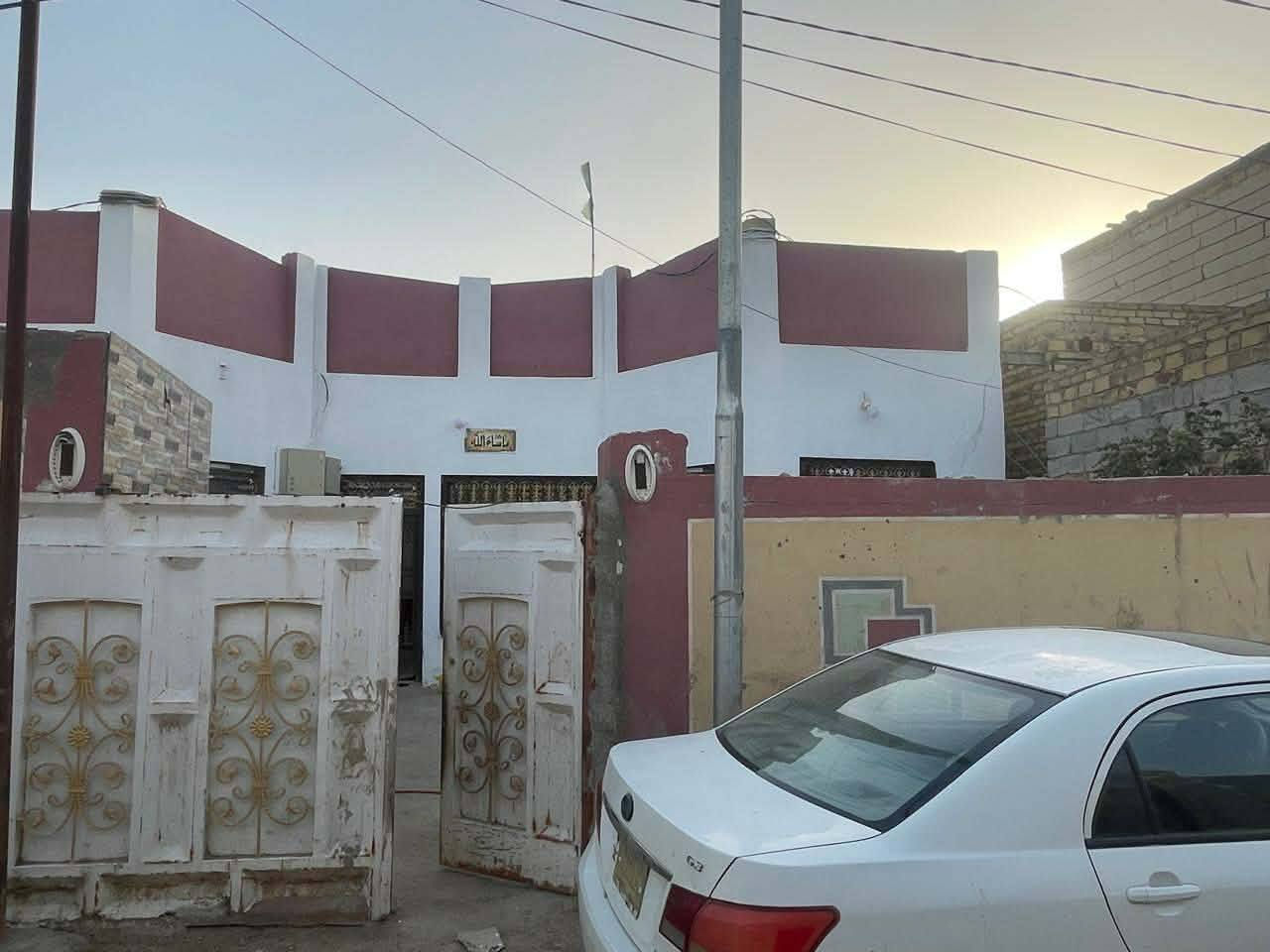 السلام عليكم للبيع بيت طابو زراعي سند 25 مداور المكان حي منصور ع نزلت ابوالمخضر المساحه 250 متر غرفه 3 وصاله ومطبخ وحمامات  وبراني بناء بلوك وطابوك السعر 45 وبي مجال *********** بي واتساب
