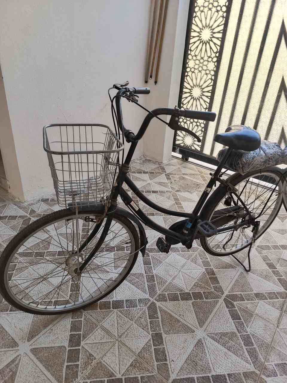 السلام عليكم 🤍.
بايسكل للبيع. 
اللون اسود. 
كير شغال اي عيب مابي. 
حساس شغال اي عيب مابي. 
جوب عدد 2 جدد. 
تايرات عدد 2 جدد. 
باسكل جديد كامل مكمل اي عيب مابي كامل من كل النواحي. 
السعر 60 الف وبي مجال. 
عنواني كركوك حي اسرى والمفقودين قرب مول بزار ستي. 
للتواصل ***********.
