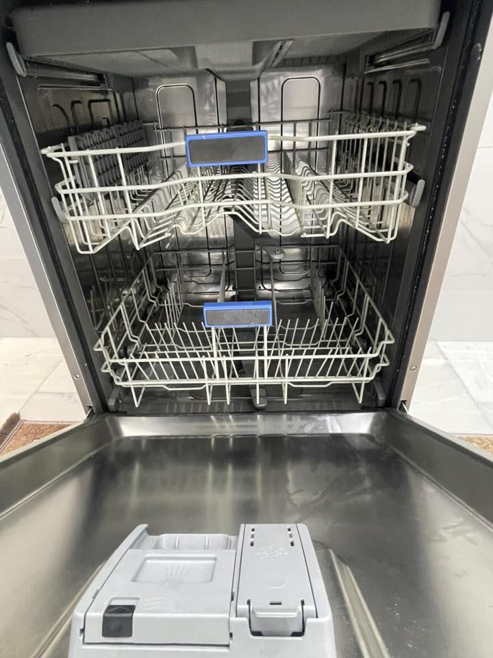 سلام عليكم غساله صحون جديده ونضيفه شخط مابيها سعره 300 ***********واتساب
