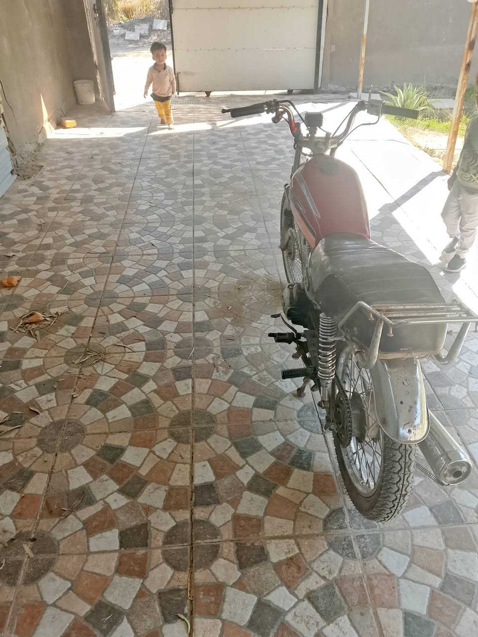 السلام عليكم دراجة ارشة مكينة مال ستوتة 5كير نكرة سلف تايرات جدد ويالة جدد لايت باتري جديد *********** المكان القاسم
