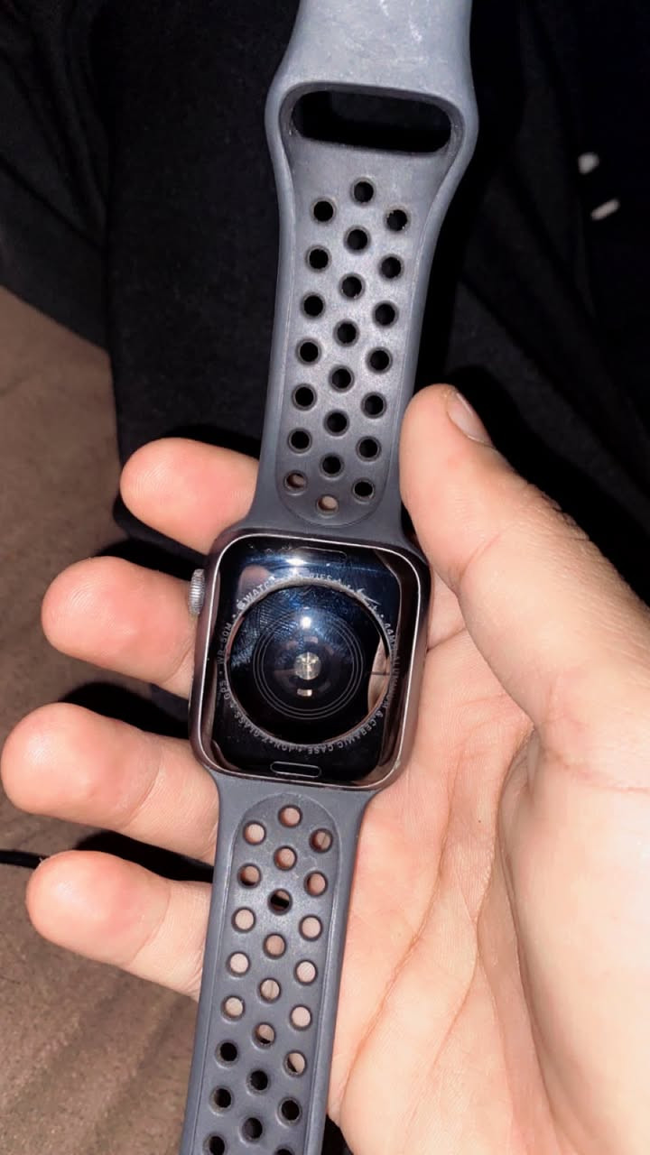 السلام عليكم ابل وتش نايك 44m سريس 4 وكعت ونكسرت الجامه الفوك قيم واخذ ***********
