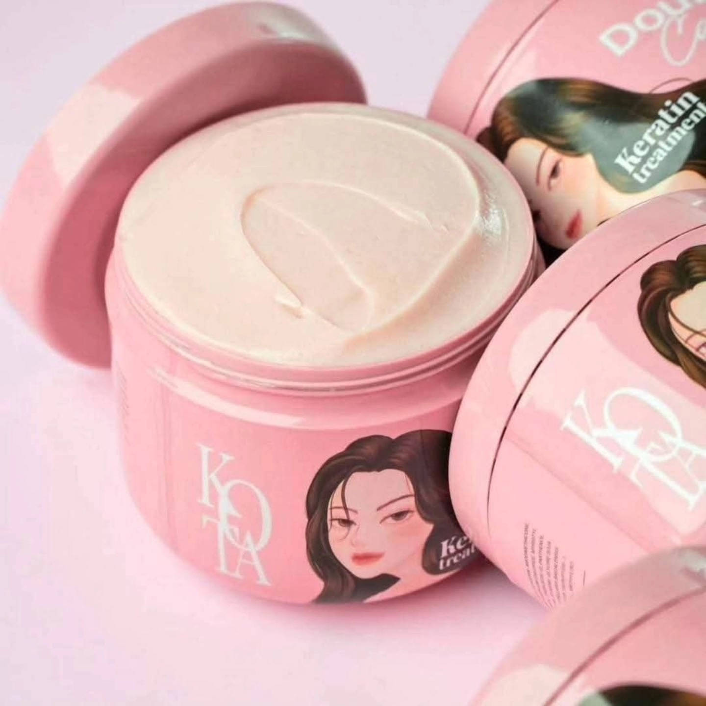 Kota Double Care Keratin Treatment Hair Mask،  
ماسك ومعالج مغذٍّ للشعر بالكيراتين يعمل على ترميم الشعر المجهد والمتضرر من الصبغات، والمواد الكيميائية، وأدوات التصفيف الحرارية و يحتوي على الكيراتين، البيوتين، والببتيدات النحاسية لتقوية بنية الشعر وحمايته من التكسر والتقصف. و يمنح الشعر ملمساً ناعماً، حريرياً، ولامعاً يسهل تصفيفه بعد الاستخدام. مدعم بمركب (Baicapil) ومستخلصات نباتية تساهم في تحفيز نمو الشعر وزيادة كثافته وتقليل التساقط. و يتميز برائحة عطرية جميلة تدوم في الشعر لفترة طويلة

السعر: 20 الف
التوصيل مجاني لجميع محافظات العراق🇮🇶


**إذا كنت صاحب هذا الإعلان وتريد حذفه لأي سبب، رجاءا أرسل رسالة إلى الدعم الفني**