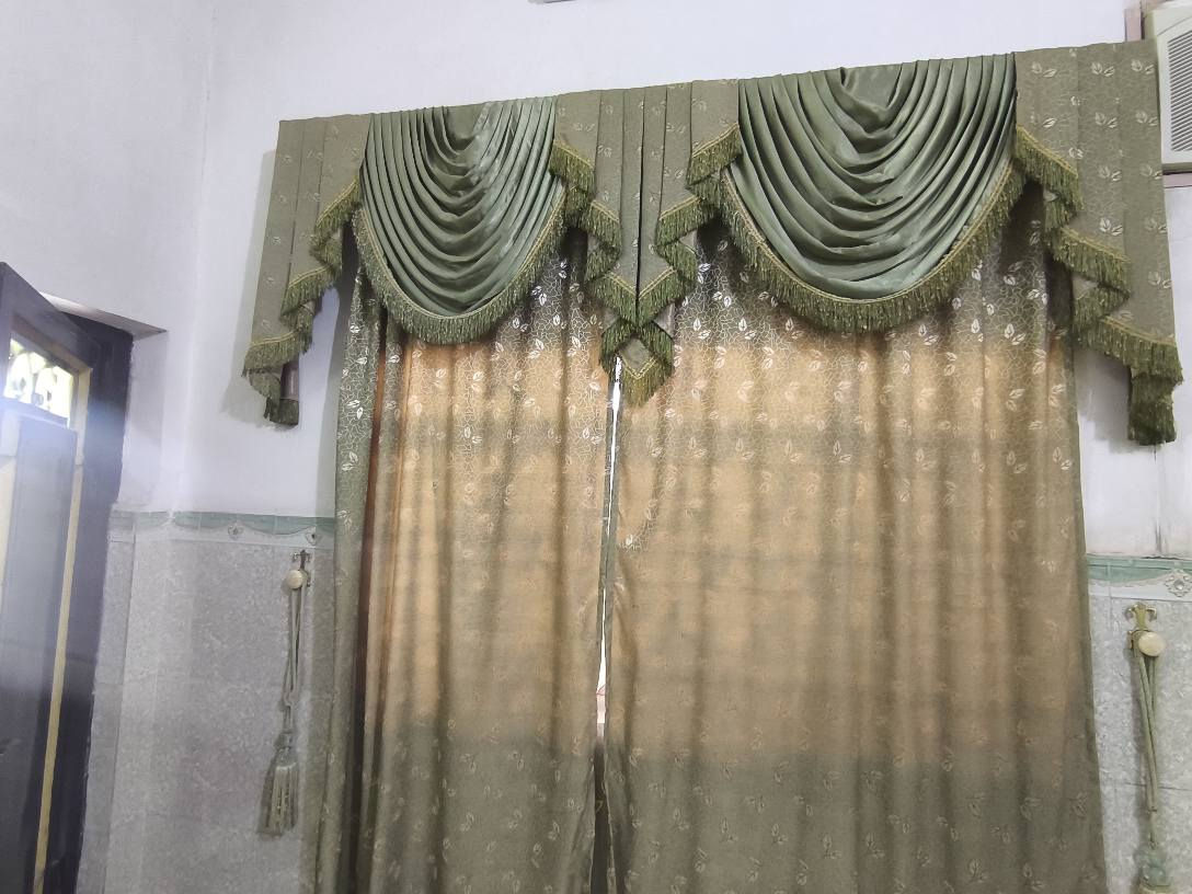 هاي الستارة تعتبر موديل كلاسيكي فخم بنمط “Swag Valance” أو “Pelmet”، ويستخدم غالبًا بغرف الضيوف والصالات
فاصيل المنتج الظاهرة بالصورة:
اللون: أخضر زيتي / Sage Green
النوع: ستارة مع فالانس (ديكور علوي) وكشاكش جانبية
القماش: غالبًا بوليستر مخملي أو جاكار ثقيل �
Discover Curtains +١
التصميم: كلاسيكي ملكي مع تطريز خفيف وشرّابات
نسبة حجب الضوء: متوسطة إلى عالية حسب سماكة القماش �
Discover Curtains +١
الاستخدام: صالات، غرف استقبال، أو غرف نوم كلاسيكية
الإكسسوارات:
شرّابات جانبية (Tassels)
طبقة ديكور علوية متدلية
ستارة داخلية بنقشة ناعمة
هذا النمط يسموه أيضًا “Window Valance” أو “Swag Curtain” بالديكور العالمي. �
ويكيبيديا
والستايل الكلاسيكي المشابه رجع يصير ترند بشكل أبسط وأهدأ بالتصاميم الحديثة. � ناصرية, ذي قار


**إذا كنت صاحب هذا الإعلان وتريد حذفه لأي سبب، رجاءا أرسل رسالة إلى الدعم الفني**