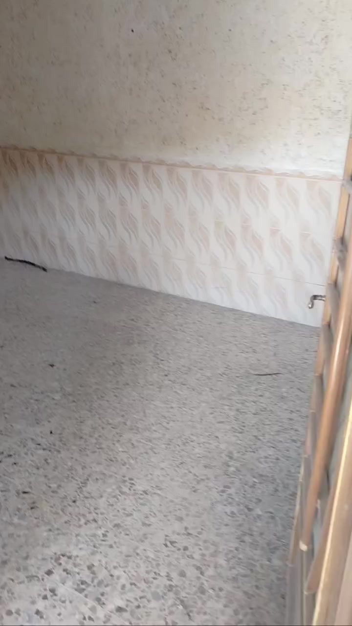 سلام عليكم لبيع بيت محمد مانع حي صدرين مساحته 217 اكثر ستفسار عل رقم ***********
