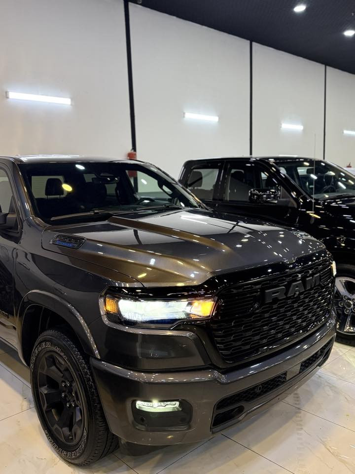 RAM 1500 BIG HORN

رام 1500 بك هورن باب طويل 

الموديل :2025  . 

العداد :   1700ميل.

المحرك : V6 3.6توربوو. 

*حادث جاملغ و باب بدون دواخل

السعر :    السيارة بسعر مناسب جدا 355 ورقة فقط. ..

المواصفات :

* دفع رباعي 4x4. 

* نقطة عمياء. 

* كاميرة خلفية.

* لوحة القیادة دیجيتال

* المصابيح الخلفية LED. 

* دخول ذكي (بصمة). 

* تشغيل عن بعد .

* شاشة تيسلا 

* نظام ملاحة نفكيشن GPS.

* حساسات امامية وخلفية.

* مكيف خلفي.

*محدد سرعة.

* ويل كروم قياس 20 انج.

* نظام اطفاء وتشغيل اوتماتيكي.

* مرايا كهربائية جانبية من الكروم قابلة للطي كهربائيا.

* الشباك الخلفي كهربائي. 

* المرايا الجانبية تدفئة. 

* باب الصندوق كهربائي.

* امكانية تعديل ارتفاع دواسات البنزين والبريك.

* هاند بريك كهربائي.

* حساسات امامية. 

* حساسات خلفية. 

* مرايا مع خاصية التعتيم الذاتي. 

0773 443 6969
واتس ئاپ
0750 835 3939
كؤرةك و واتس ئاپ

