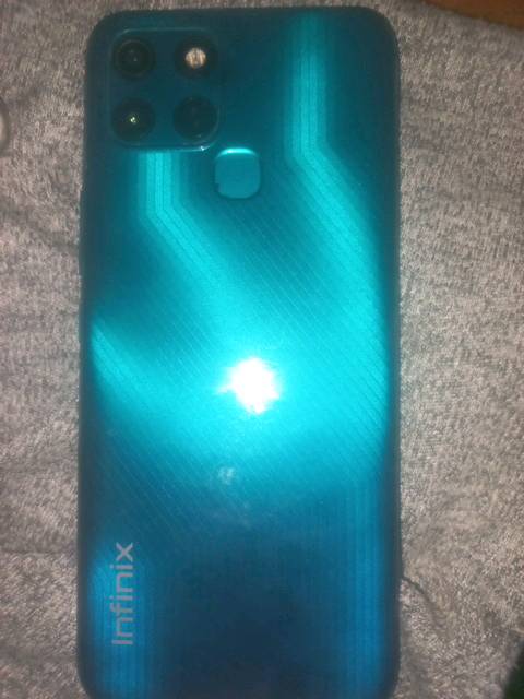 موبايل إنفينيكس بحالة جيدة جدًا للبيع. الجهاز يأتي بلون أزرق لامع ويتميز بكاميرا خلفية ثلاثية وبصمة إصبع في الخلف للخصوصية. الشاشة واضحة مع قفل شاشة مخصص.