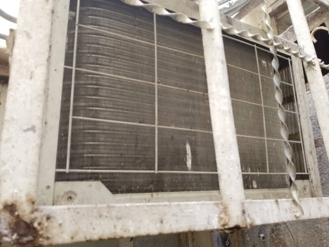 السلام عليكم مكيفات عدد 2 واحد كري وثاني ميديه مادخلت تصليح ع وضع الشركه وضمان سعر الوحد 225الف مكاني بلنجف حي مهندسين رقم ***********
