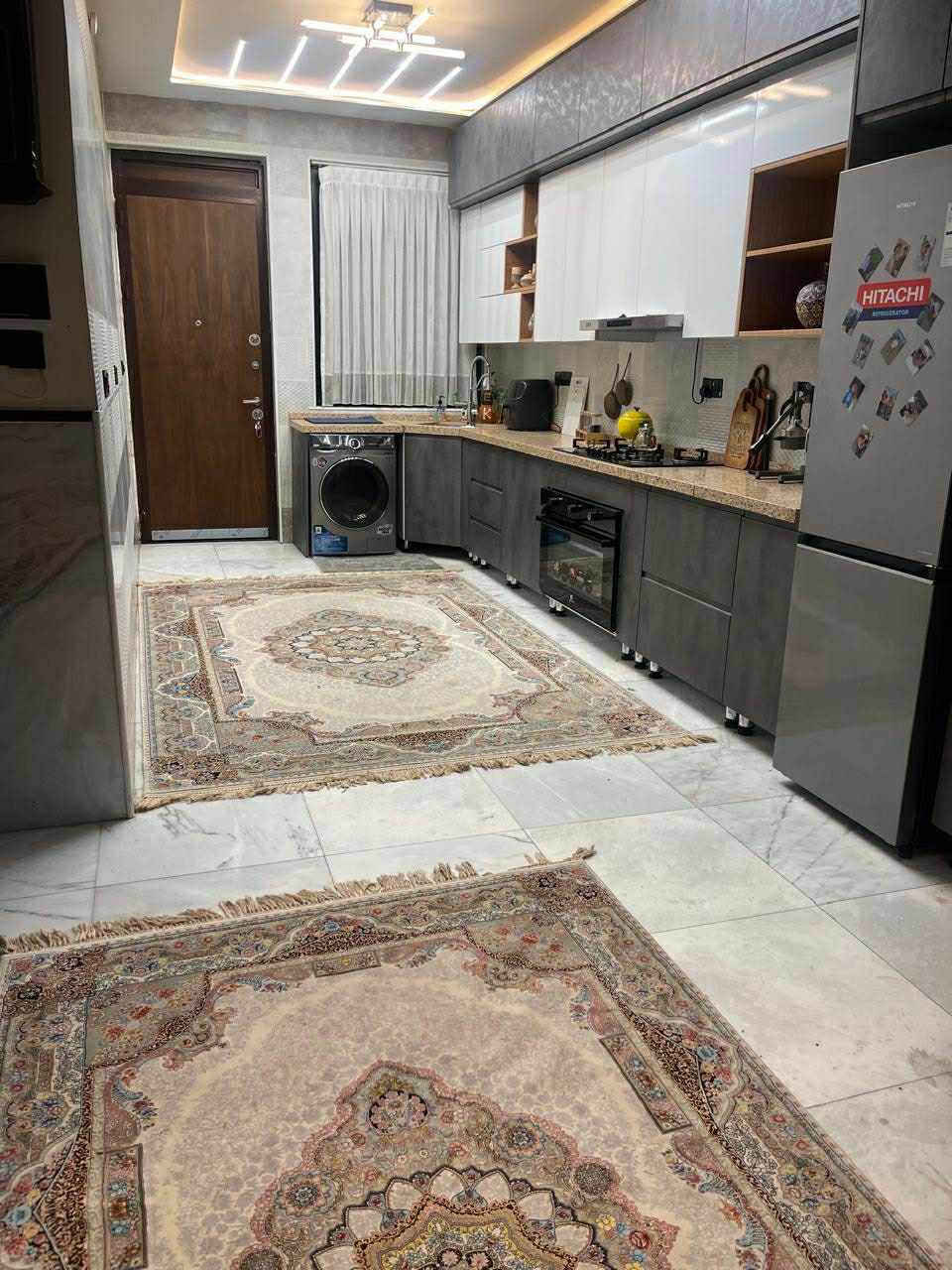 الكهرباء خصخصه مجهز بالسبالت
دار للايجار التجاري او السكني 
ساحه بيروت قرب مطعم الابتسام 
مساحه ١٢٠ متر مربع 
واجهه ٨ نزال ١٥ 
الطابق الاول 
استقبال . مطبخ حار ومطبخ بارد. هول . غرفه نوم . حمام . طرمه . حديقه خارجيه صغيره 

الطابق الثاني 
٣ غرف نوم كبيره . هول . حمام . ممر 

الطابق الثالث 
سويت ( غرفه نوم وحمام وهول ) وسطح 

واجهه مرمر 
ارضيه مرمر
للاستفسار *********** بغداد, العراق
