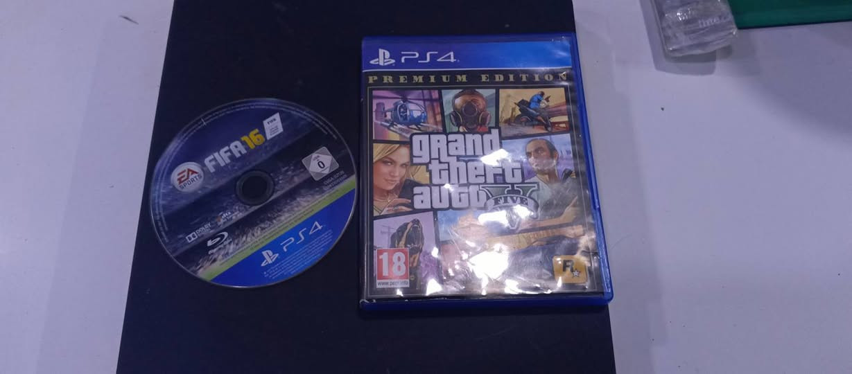 السلام عليكم 
بلي 4 سلم اونلاين نضيف
نظام 13.02
بي جوستك وحدة وبي 2 اقراص
GTA 
فيفا 16 
فيفا 2022 داخل البلي 
السعر 225 
العنوان بغداد راشدية الحسينية
*********** واتساب
