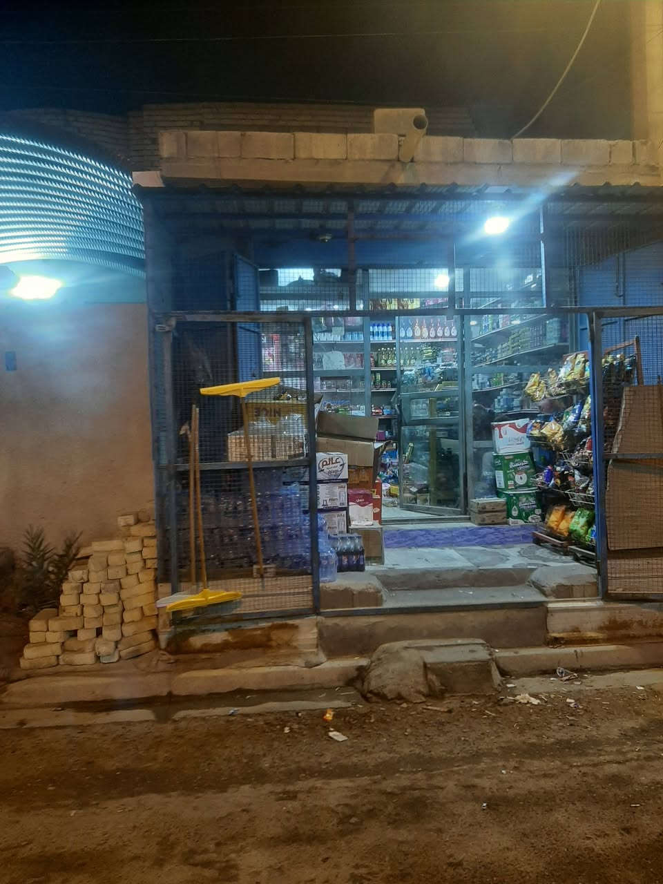 ببت للبيع في الامن الداخلي قرب كراج الكوسترات شارع التل الزينبي
مساحة 200 متر طابق واحد البناء بلوك تاجريان درجة أولى 
يتكون البيت من غرفتين نوم ومطبخ وحمام وصالة وديوانية وهول

الاستفسار الاتصال على الرقم التالي
***********
