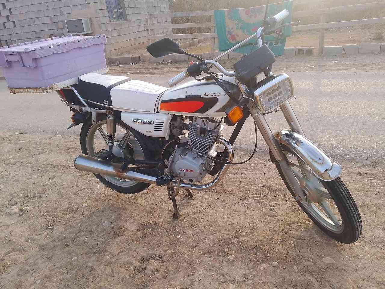 السلام عليكم 
للبيع ايراني 5 گير محرك  مجفت جديد بوشه وبستم لا بخار ولا دخان ولا نظوح
كهربائيات كامله بس باتري تعبان دبلات يخبلن تايرات ووياله جدد 
الباقي شوفة العين رايدي 350 وبي مجال 
مكاني الخالص ***********
