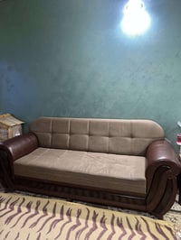 تخم 8 مقاعد ثنين صغار ثنين كبار  نظافة 100% مكان الطوبجي رقم 077051730...