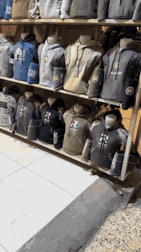 السلام عليكم رفوف متحركه لبيع عدد الرفوف 2مع لعابات عدد لعابات 48 لعابه رتفاع الرف مترين و35 سم والعرض مترين ونزال 25 سم تفاصيل اكثر على هاذه الرقم ***********
