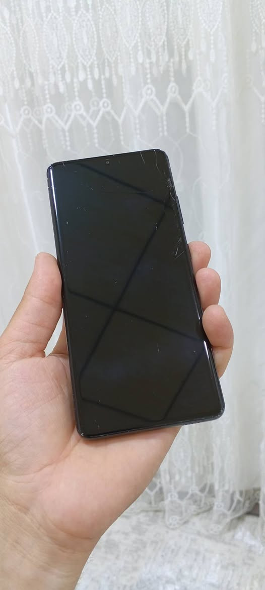 Galaxy S21 Ultra

2سیم و  زاکیره 128 گێگا و ڕام 12 گێگا و شاشەی   Daynamic Amolid X2  و  نوێبونەوەی شاشەی 120هێترزە و پرۆسێسەریی Exynos 2100یی  لەسەرە و کامێرای 108 مێگا پێکسڵ و زومی کامێرای 100x و سه ماعەی ئیسترێۆیە و پاتری 5000ملی ئە مپێرە جامی شاشەی درزی هەیە وە لە وێنەکاندا دیارە و بۆ بەکار هێنان هیچ کێشەی نیە بە زەمان پشتیشی گۆڕاوە نرخی 290 هەزار قفڵێتی

شوێن/چە مچه ماڵ + گەیاندن هەیە شمشمل, السليمانية


**إذا كنت صاحب هذا الإعلان وتريد حذفه لأي سبب، رجاءا أرسل رسالة إلى الدعم الفني**