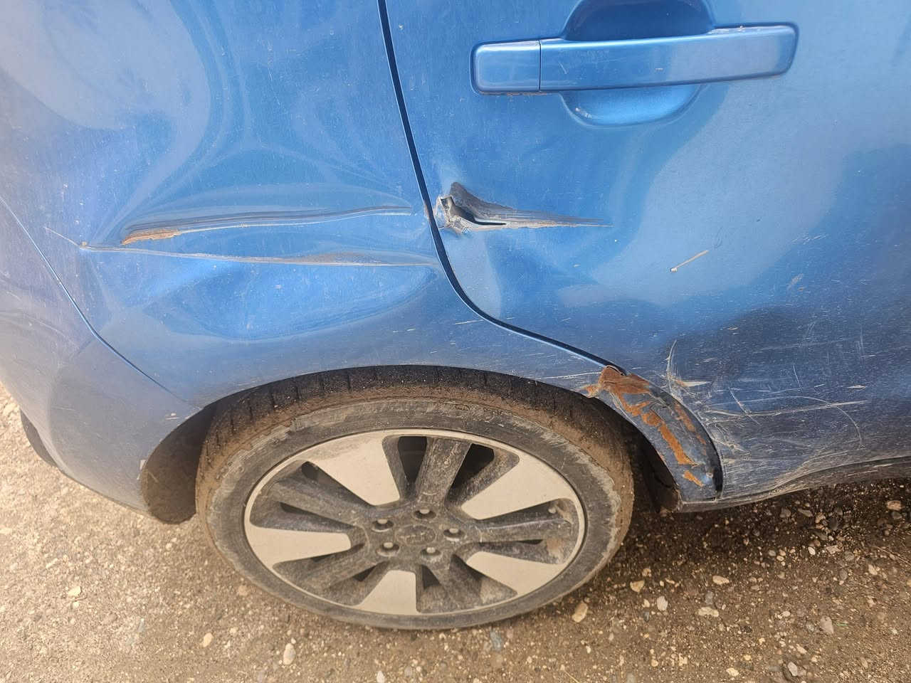 السلام عليكم 
صول للبيع فقط 
موديل 16 
محرك 2000 مفتوح 
رقم بابل باسمي 
تبريد وحدادية وتايرات مكفول 
حادث أمريكا جاملغ وبنيد 
بيها جرد بالقمارة وبنيد واضح بالصور 
وبيها حادث بالعراق مرافق بالصور على وضعه 
السعر 110 وبيها مجال للشراي 
استفسار اكثر ***********
