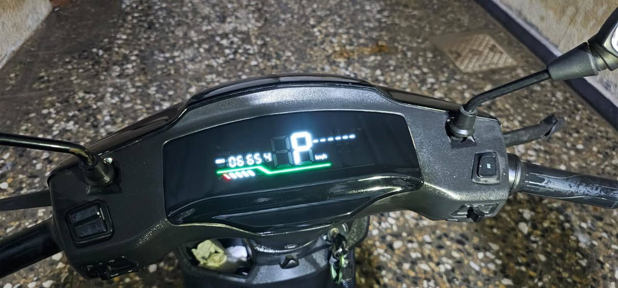 السلام عليكم دراجه شحن RN
مواصفات

1.. استاند تعليك و جانبي

2..بطاريات العدد ٦ كبير من النوع كرافين  في حاله جيده

3... مساحه من التخزين كبيره 

4... لايت عالي ناصي زنون

5...  شاشه ذكيه تقره العطلات و السرعه و الKm

6.. السرعه الحقيقي 48

7.. هورن
8.. رجوع الى الخلف R

السعر خاص 
العنوان بغداد الزعفرانيه 
رقم الهاتف 📱 ***********
