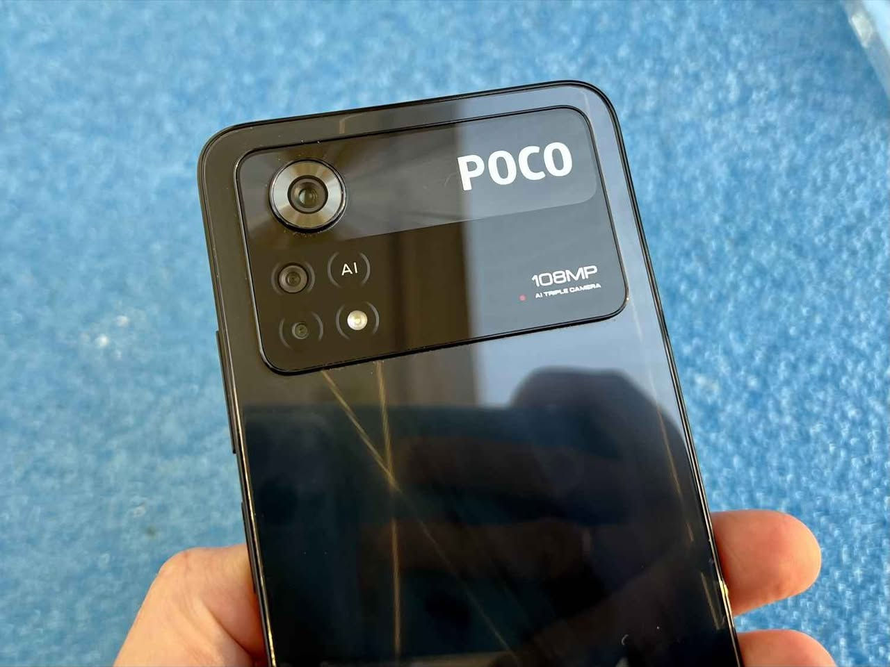 موبایل Xiaomi Poco X4 Pro 5G هو هاتف ذكي يتميز بشاشة AMOLED مقاس 6.67 بوصة بتردد 120 هرتز، معالج Snapdragon 695 5G القوي، كاميرا رئيسية بدقة 108 ميجابكسل، وبطارية 5000 مللي أمبير تدعم الشحن السريع بقدرة 67 وات، مما يجعله خياراً قوياً في فئته. 

المواصفات التفصيلية لهاتف Poco X4 Pro 5G:

الشاشة: 6.67 بوصة AMOLED، دقة 1080x2400 بكسل، تردد 120 هرتز، زجاج Corning Gorilla Glass 5.

المعالج: Qualcomm Snapdragon 695 5G ثماني النواة.

ذاكرة الوصول العشوائي (RAM): 6 أو 8 جيجابايت (LPDDR4X).

مساحة التخزين: 128 جيجابايت (UFS 2.2).

الكاميرا الخلفية: ثلاثية: رئيسية 108 ميجابكسل، عريضة 8 ميجابكسل، ماكرو 2 ميجابكسل.
الكاميرا الأمامية: 16 ميجابكسل.

البطارية: 5000 مللي أمبير، تدعم الشحن السريع بقوة 67 وات.
نظام التشغيل: Android 11 مع واجهة MIUI 13.

الاتصال: دعم شبكات 5G، بلوتوث، واي فاي، منفذ USB Type-C.

مميزات إضافية: مقاومة الغبار ورذاذ الماء (معيار IP53)، مكبرات صوت ستيريو مزدوجة، ماسح بصمة إصبع، منفذ سماعات 3.5 م

-----
مكان ( كركوك ) كركوك, العراق


**إذا كنت صاحب هذا الإعلان وتريد حذفه لأي سبب، رجاءا أرسل رسالة إلى الدعم الفني**