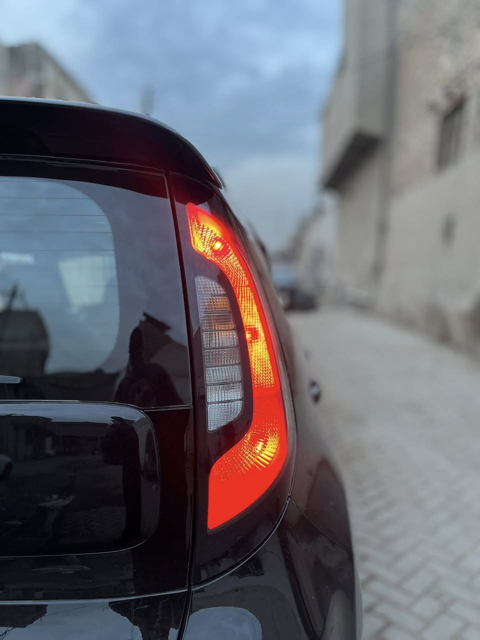 سلام عليكم
من رخصة الادمن 
كيا صول 2016 نص فول
رقم بغداد مكاني بغداد 
وارد امريكي 
شاشة كبيرة + كامرة خلفية + حساسات + مثبت سرعة + انظمة قيادة + نظام الأيكو + تبريد ثلج ❄️ + تدفئة قوية + تخم تاير جديد + حدادية جاهزة + كير محرك مكفولات / ماشية 98 الف
كفالة عامة عدا البنيد بدوون اي دواخل /
محرك 1.6 
سيارة بدون اي نقص وتلمع لمع مداريها واحلى من الصور / بسمنا تحويل ثاني يوم || سعر 120 وبيها مجال بسيط 
***********
***********
