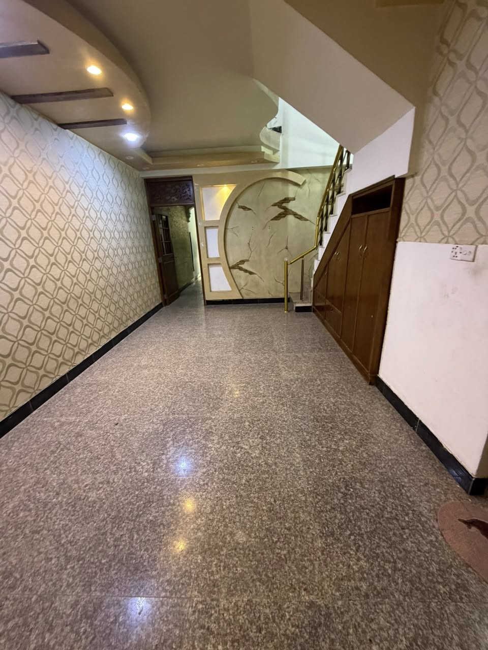 دار للإيجار مساحة 150 م
 4 نوم 
صالة + هول داخلي 
صحيات عدد 2 
كراج
ايجار مليون ونص

————————
دار للإيجار 150 م 

3 نوم
صحيات عدد 2
صالة مطبخ كراج 

ايجاره مليون و200 الف

***********
