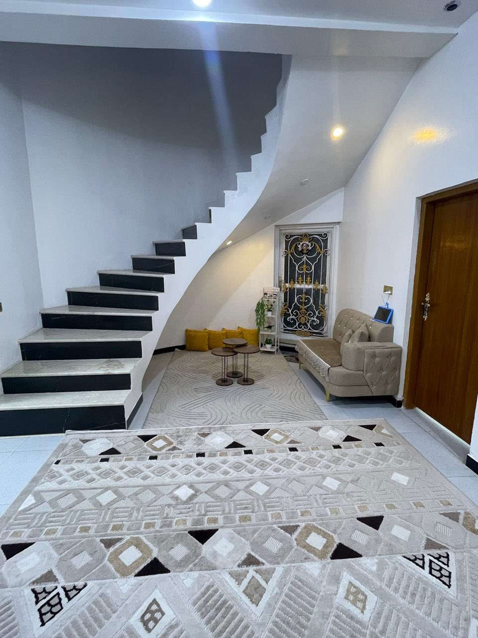 السلام عليكم دار للبيع مساحه 200 م حي الشرطة الصوب الصغير بناء حديث  مكون من 2 غرفه مطبخ وصاله واستقبال ومجمع صحي خارجي وداخلي البناء عكاده مطلوب 25 للاسكان هاي كل تفاصيل البيت والسعر 127 بي مجال بسيط للاستفسار ***********
