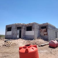 يوجد دونم ونص وبيت مساحة 250 متر كامل عكادة 3 غرف استقبال وصالة ودواني...