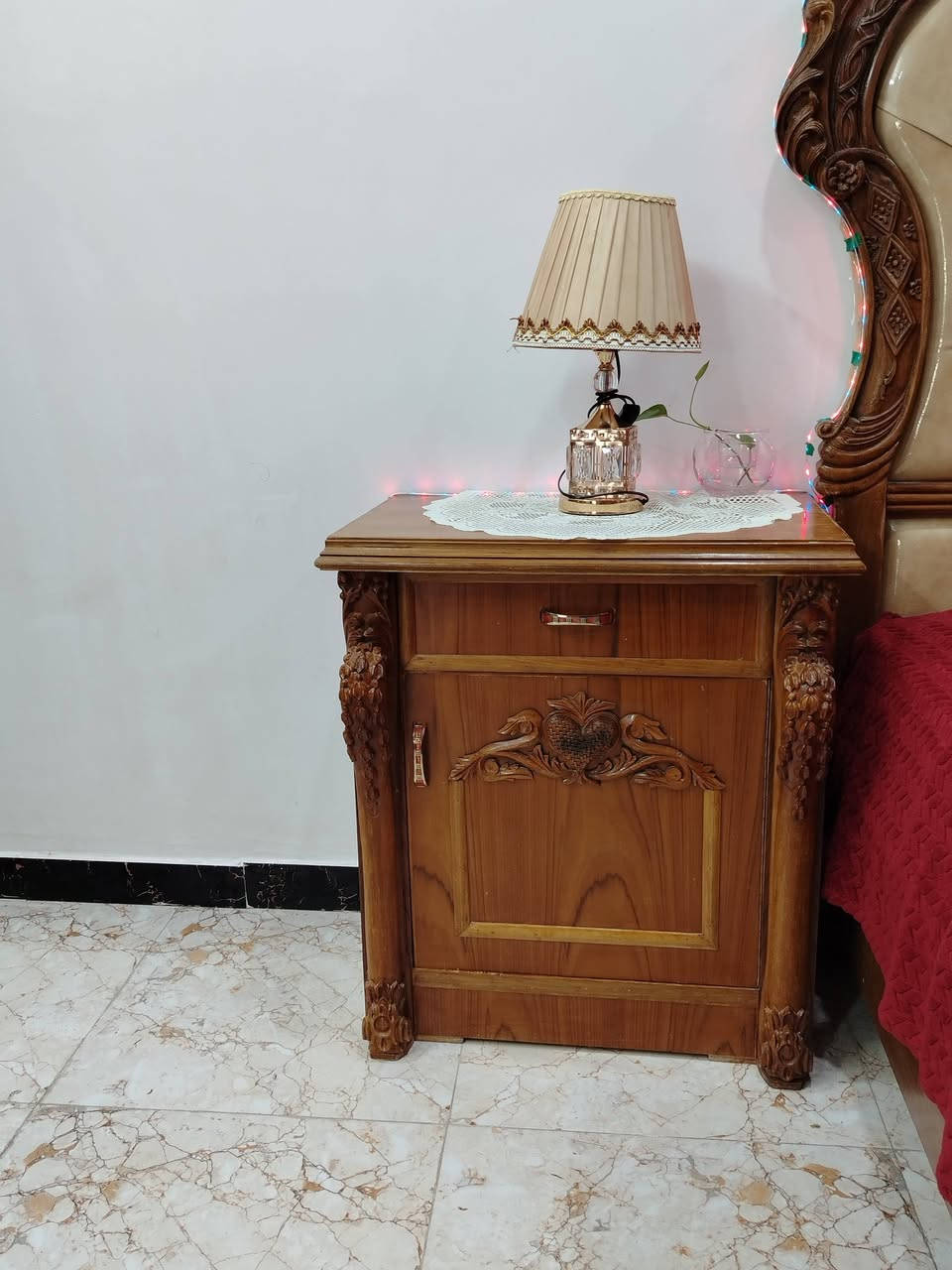 السلام عليكم عندي هاي الغرفه اخذتها بأربع ملايين مستخدمه سنه و٧ أشهر رايدتها بتلاثه ونص وبيها مجال بعدها جديده ميرادلها بس صبغ بيها عيب واحد فقط ***********
المكان بغداد
