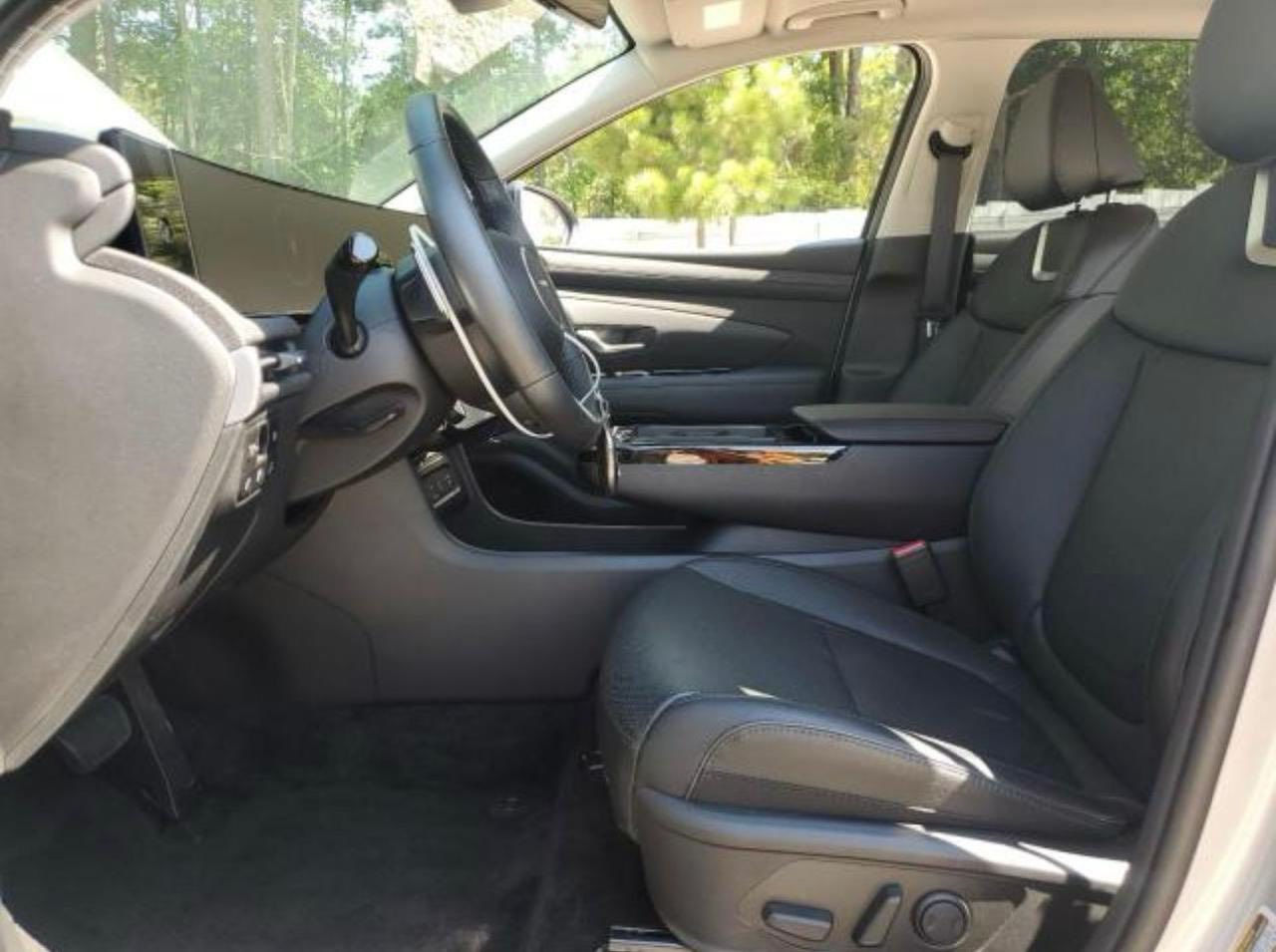 سلام عليكم 
توكسان موديل 2025/فول مواصفات برستيج هايبرد/ اعلى فائه ليمتد
قمار بانوراما
كشنات جلد تدفئه تبريد خلي امامي
خزن كشن ميموري
كشن 2كهرباء
رادار امامي خلفي 
كامرات محيطيه
نقطه عمياء
شاحن 
داته شوب
هندبريك دكمه
صندوك كهرباء
سياقه بلبصه امامي خلفي
حادث سرقات الجاملغ نفسه نشد موجود داخل السياره فقط الدعاميه الاماميه نشدت
رقم بغداد تحويل ثاني يوم

السعر 232وبيه مجال 
عنوان السياره بغداد الاعظميه
***********
