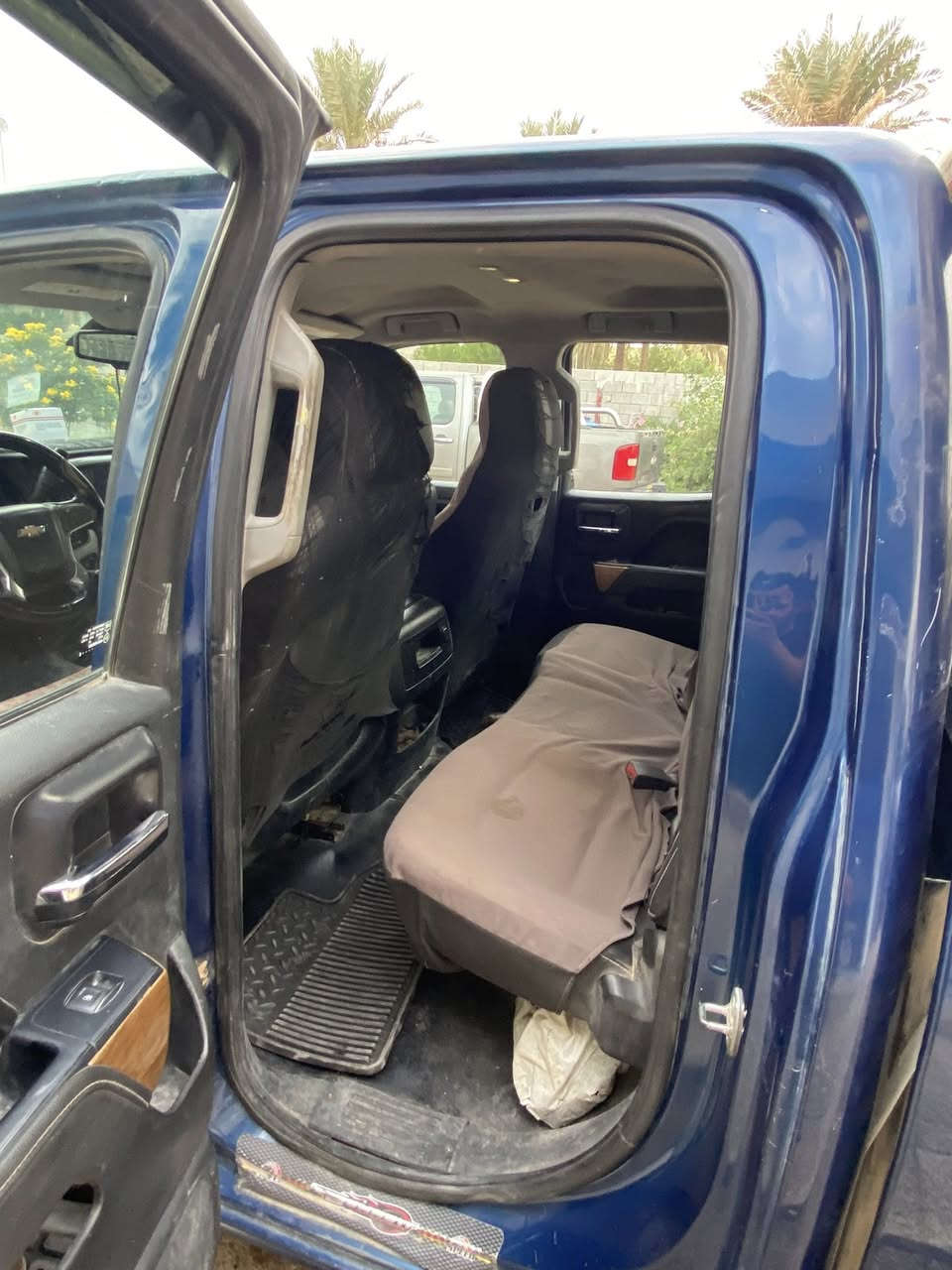 سلام عليكم سلفرادو ٢٠١٥ للبيع او المرواس ب هايلوكس ٢٠١٤ بانزين سعر  السياره 150$حادث طلقات نار  *********** واتساب
