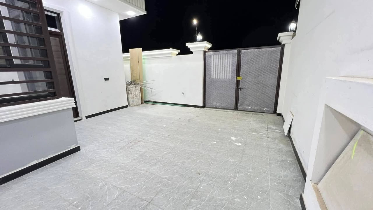 دار سكن للبيع
___
العنوان : حي الجامعة 
 داخل مجمع حيدر ابن حجي هندي النموذجي
بداية المجمع البلوك الأول قرب البوابة 
مجمع خدمات كاملة
كهرباء _إنارة _ماء _مجاري _ تبليط _ أرصفة_مولدة منطقة
_يقع على شارع بعرض 15 / M _موقع مميز  

-------------------------------------
زراعي سند 25 
بناء حديث  
غير مسكون
طابق واحد كونكريت مسلح

المساحة :200 / M

--------------------------------
 تفاصيل البيت 
____
غرف نوم عدد 2 نظام سويت، صالة عدد 2، استقبال، مطبخ(حار+بارد)، مجمع صحي عدد 2، گراج سيارة،  ***********
08806167802
