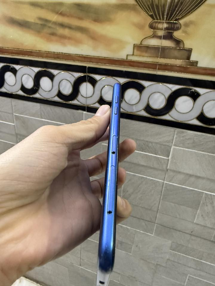 كلاكسي A6 لون ازرق
ذاكرة ٦٤ جهاز هاي نظافته كدامكم 
شغال الشاشه واللمس والبطاريه زينه وتر برو كامل الجهاز 
كامرات شغالة بدون ملحقات شغال وايفاي كامل
اطيني سعرك وادخلك خاص 
بغداد مدينه الصدر ***********
