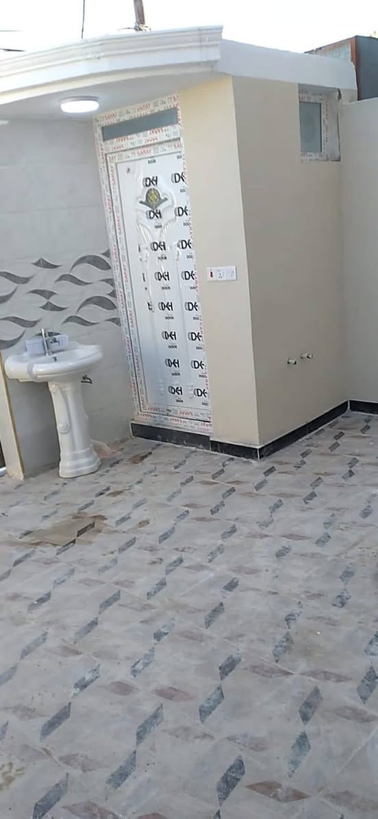 مشتمل مساحة 120 متر بناء حديث  الموقع كاطون الرحمة. رقم العقار 6167. السعر 73. للاتصال ***********
