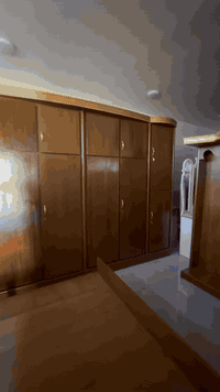 غرفه مسرح نظيفه مابيها اي شي السعر 450 ألف للاستفسار على الرقم 0782767...