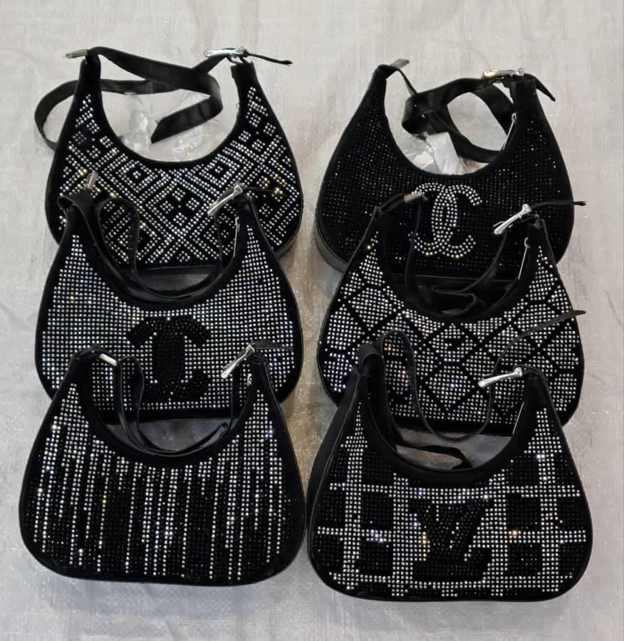 #جميع الأشكال والألوان للعيد 
#جميع الحقائب ب 5. فقط 
هيت حي الجمعيه شارع حامي حميد مقابل مجمع الملكه 
***********
