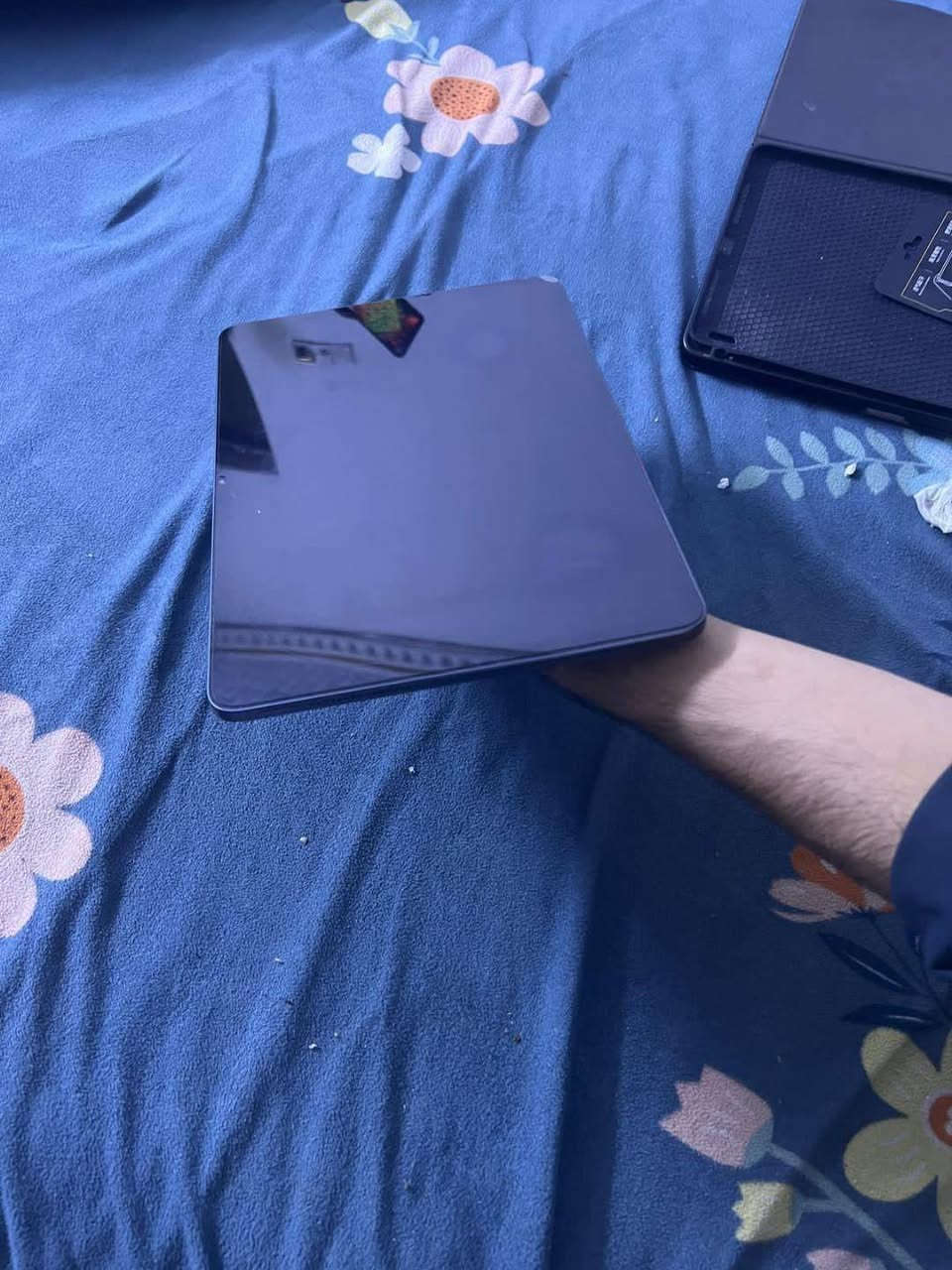 سلام عليكم باد 6sبرو (Xiaomi Pad 6S Pro 12.4) جهاز نضيف ستخدام قليل مواصفات
البطارية والشحن: بطارية ضخمة بسعة 10,000 مللي أمبيرالأداء والمعالج: يعمل بمعالج Snapdragon 8 Gen 2 (بتقنية 4 نانومتر) القوي جداً للألعاب والمهام الثقيلةالشاشة: شاشة عملاقة بمقاس 12.4 بوصة من نوع IPS LCD، وبدقة 3K (3048×2032)، تدعم معدل تحديث 144Hz وسرعة استجابة للمس 360Hz•ذاكره 512 ما ويا شاحنه المكان شعب خلف مستشفى الزهراء الهلي تواصل *********** وتساب فقط السعر 575وبي مجال
