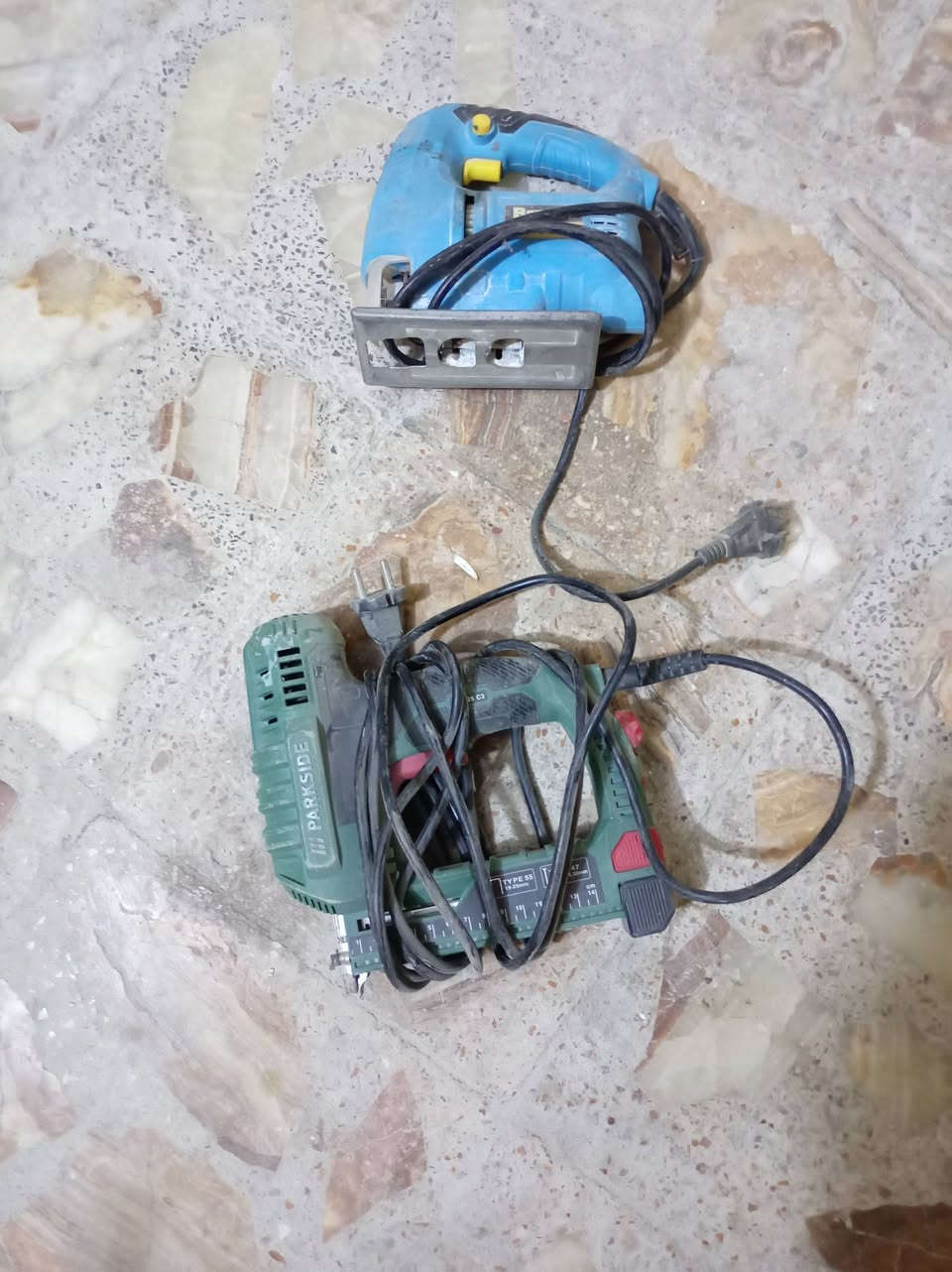 سلام عليكم غراض نجارة للبيع شلع كلهن شغالات وياهن نواعم فخات مناشير يدويه زغيرات كلبس كابسه كهربائيه براين سعر250 ***********
