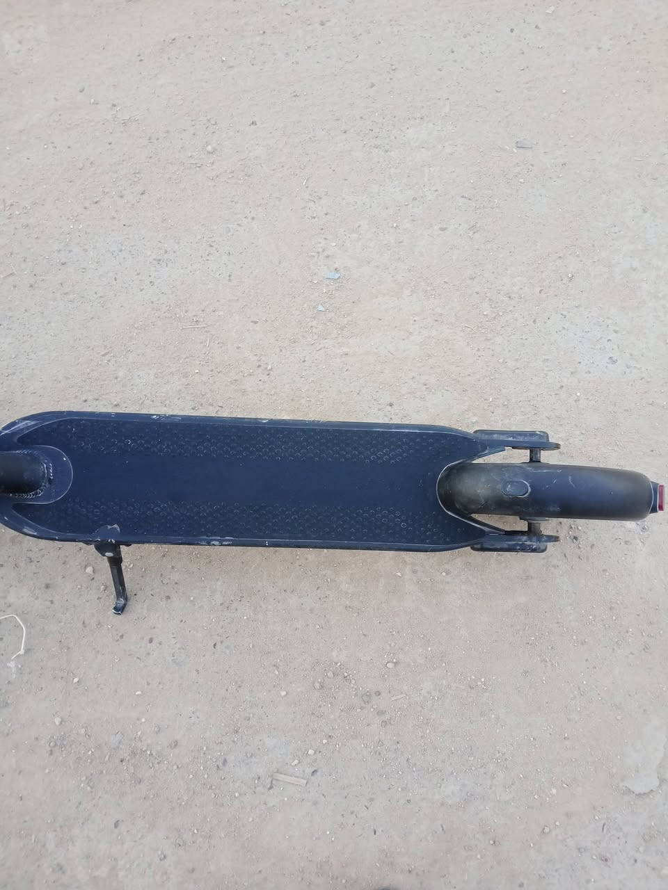 سلام عليكم سكوتر سرعه 35 بدون بطاريه سعره 250وبي مجال بغداد  حي النصر رقم ***********
