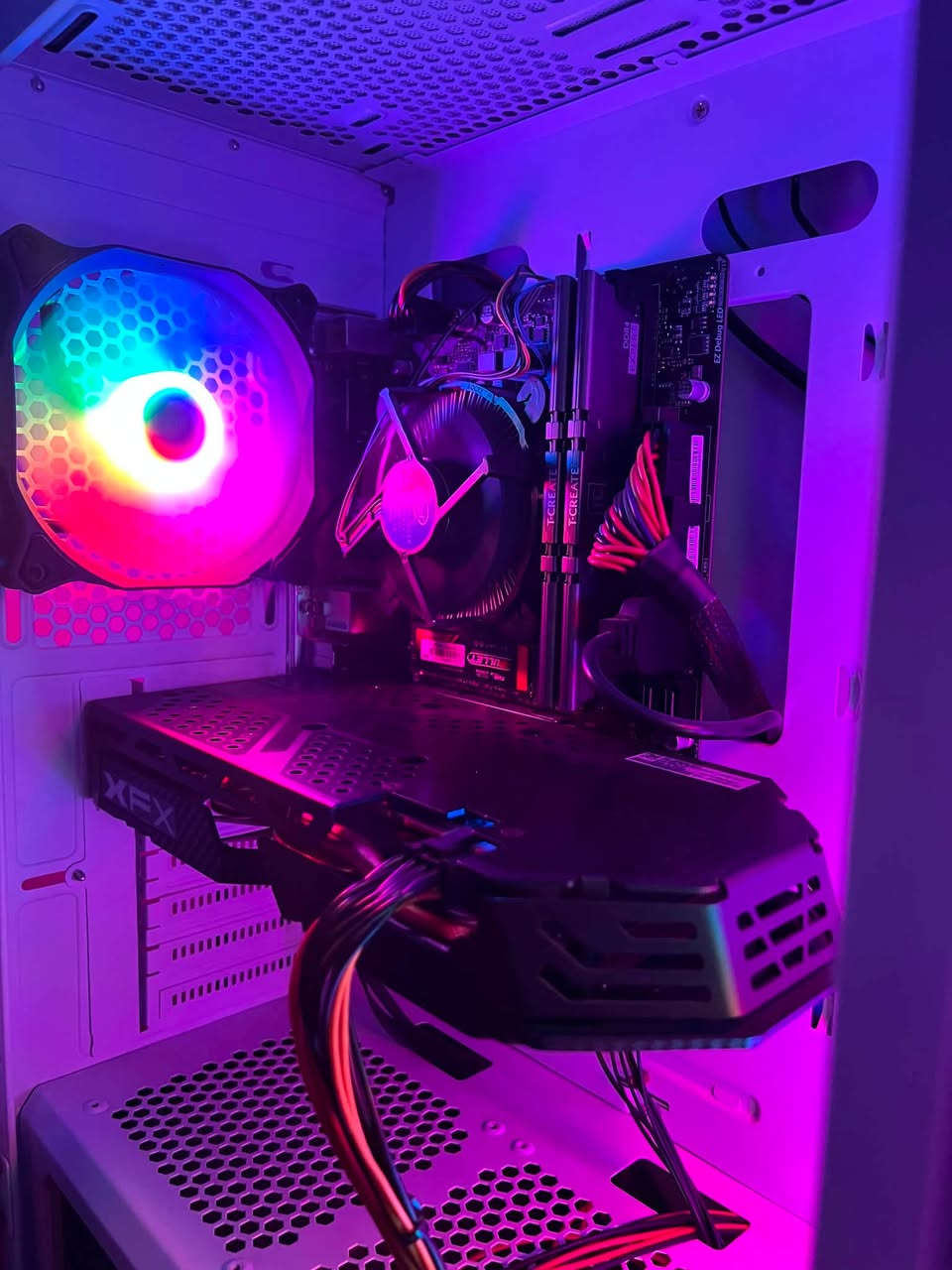 🔥 للبيع PC Gaming بحالة ممتازة 🔥
💰 السعر: 500,000 دينار عراقي (غير قابل للتفاوض)

المواصفات:

* ✅ المعالج: Intel Core i5-9400F (6 Cores / 6 Threads)
* ✅ كرت الشاشة: AMD Radeon RX 580 8GB
* ✅ اللوحة الأم: B365
* ✅ الرام: 16GB DDR4
* ✅ التخزين:
    * M.2 NVMe SSD 1TB
    * SSD 128GB
* ✅ مزود الطاقة: 600W

🎮 مناسب للألعاب، التصميم، والاستخدام اليومي.

✅ الجهاز يعمل بكفاءة، نظيف، وجاهز للاستخدام مباشرة.

🎁 هدية مع الجهاز: Keyboard مجانًا.

📍 السعر: 500,000 دينار عراقي (غير قابل للتفاوض).
📩 للتواصل، ***********
