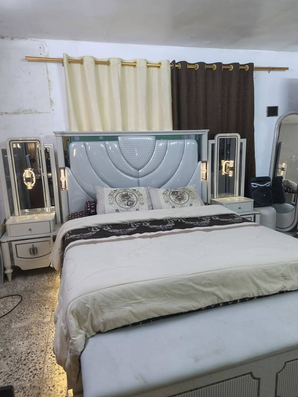 السلام عليكم
غرفة نوم 9قطع السعر مليونين وبيها مجال 
العنوان بغداد الاسكان قرب جامع الاسكان
***********
سبب البيع انتقال لبيت اخر
