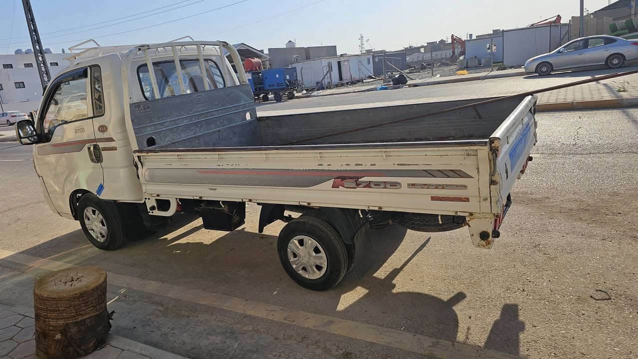 للبيع كيه 2015 حداديه مكينه گير جديد السياره مكفوله السعر 100وبهامجال الاتصال ***********
