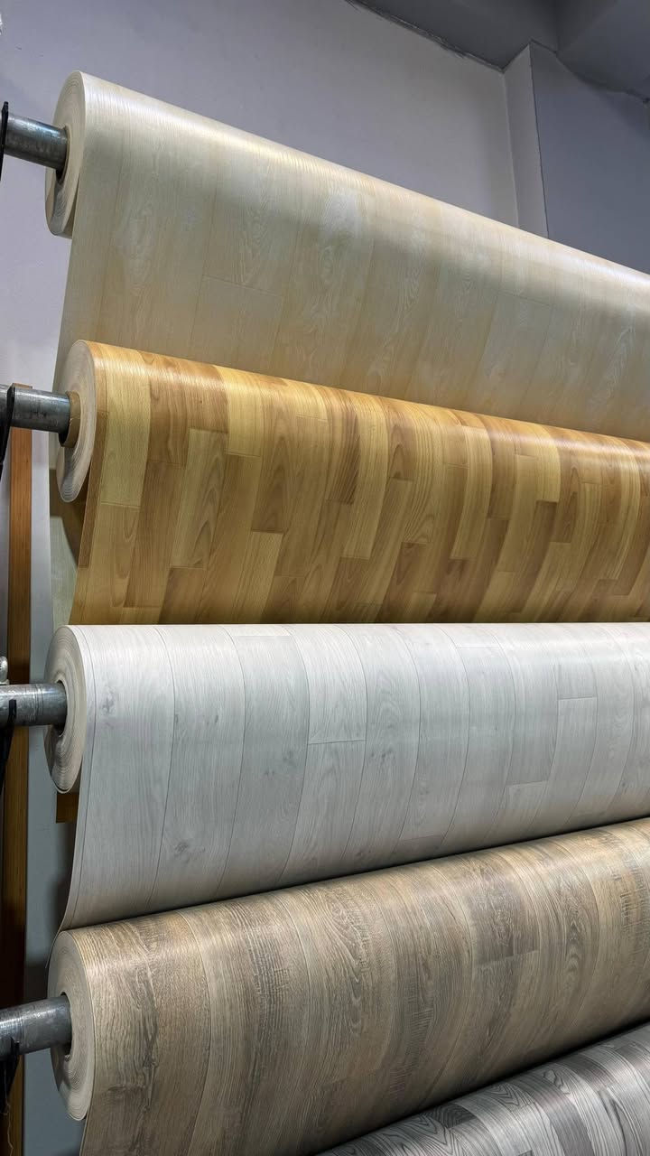 انتهى وقت الارضيات ليث للمفروشات  توفر لكم 
⭐جلد أرضيات ⭐
-مناسب لجميع انواع الديكورات والتصاميم(...)
يستخدم في المنازل🏡والمكاتب🏦والمطاعم🏫والمحلات والشركات وغرف الاطفال والمطابخ
سهل الفرش يمكن فرشه بدون كادر مختص
يمكن وضعه بدون مادة لاصقة
-مبطن من الأسفل بمواصفات عالية جداً 
صناعة اوربية درجة اولى 🇧🇪 بلجيكي
عرض 4 متر والطول حسب قياسك  (م٢) ثقيل +قوي
😍اذا حاب تغير 🎨شكل الارضية🖼 ما عليك بس اختيار اللون 
والقياس🤩 المطلوب🥰
علما ان القياس على المتر المربع للحجز والإستفسار الاتصال على
***********
او مراسلة الصفحة
