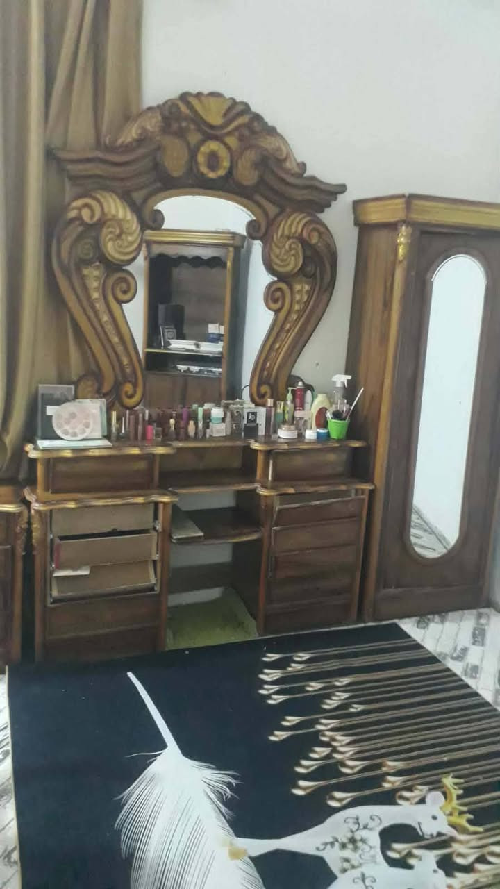 للبيع غرفه نوم سوكي سعر ٥٥٠ وبيه مجال ع خاص 
*********** للإستفسار 
مكانه رمادي
